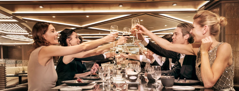 Clients à table avec une coupe de champagne à la main